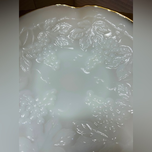 Vintage dish, Anchor Hocking milk glass with real gold trim, grape clusters. - Picture 2 of 4